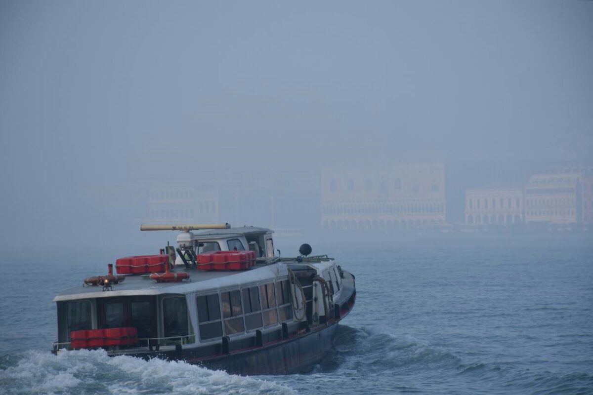 Another foggy day in Venice with interruptions of public transport