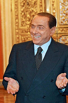 Berlusconi compliments Obama on his “tan”