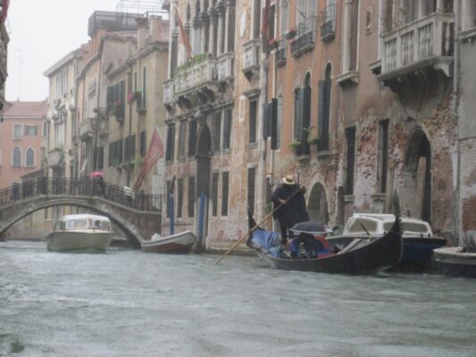 Gondola under the rain - 1