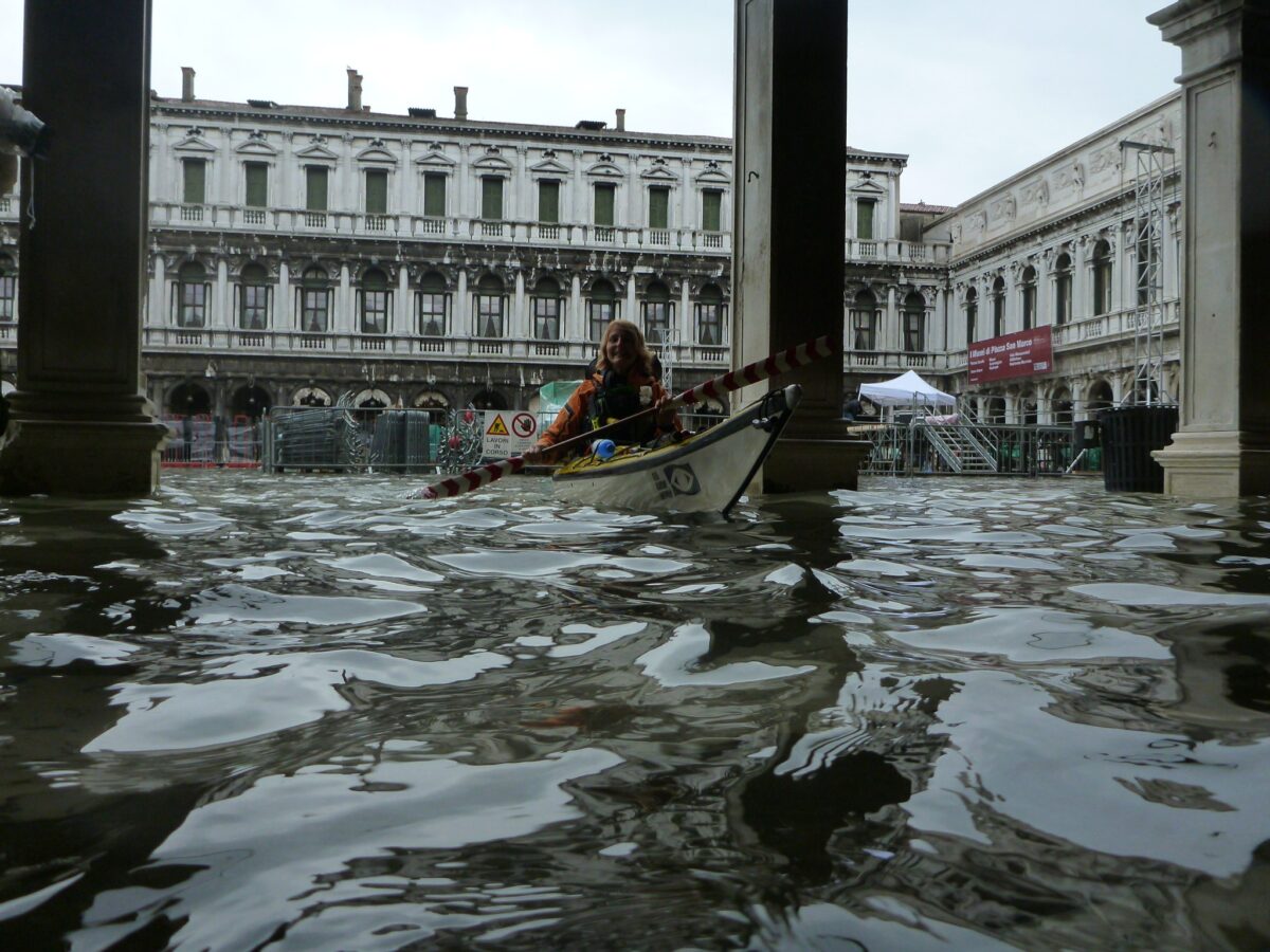 Second kayak leaving Piazza San Marco