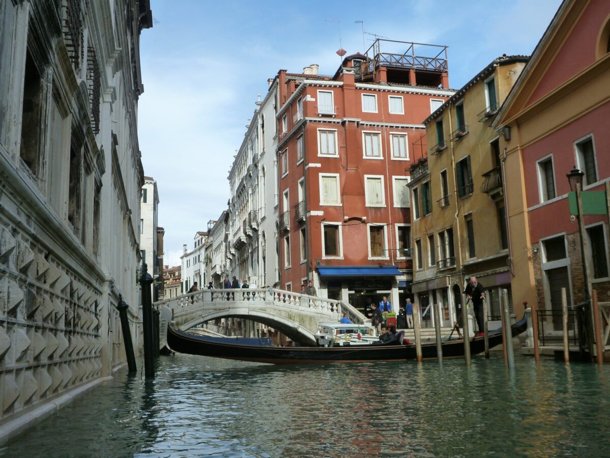 Gondola turning around because it cannot pass the bridge