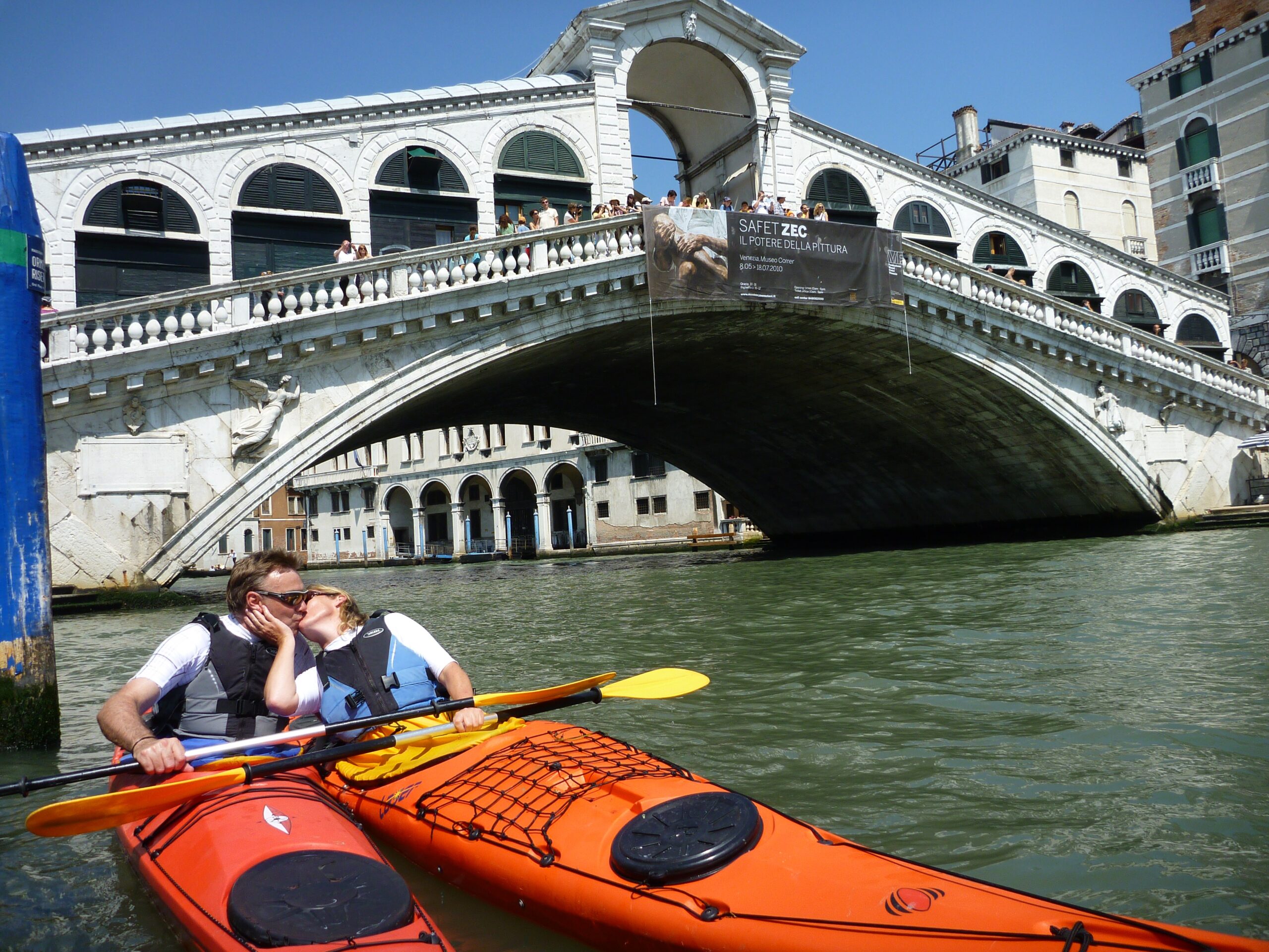 Couple kissing at the Rialto Bridge (press photo)