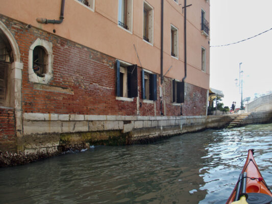 Damages to buildings caused by motorboats.