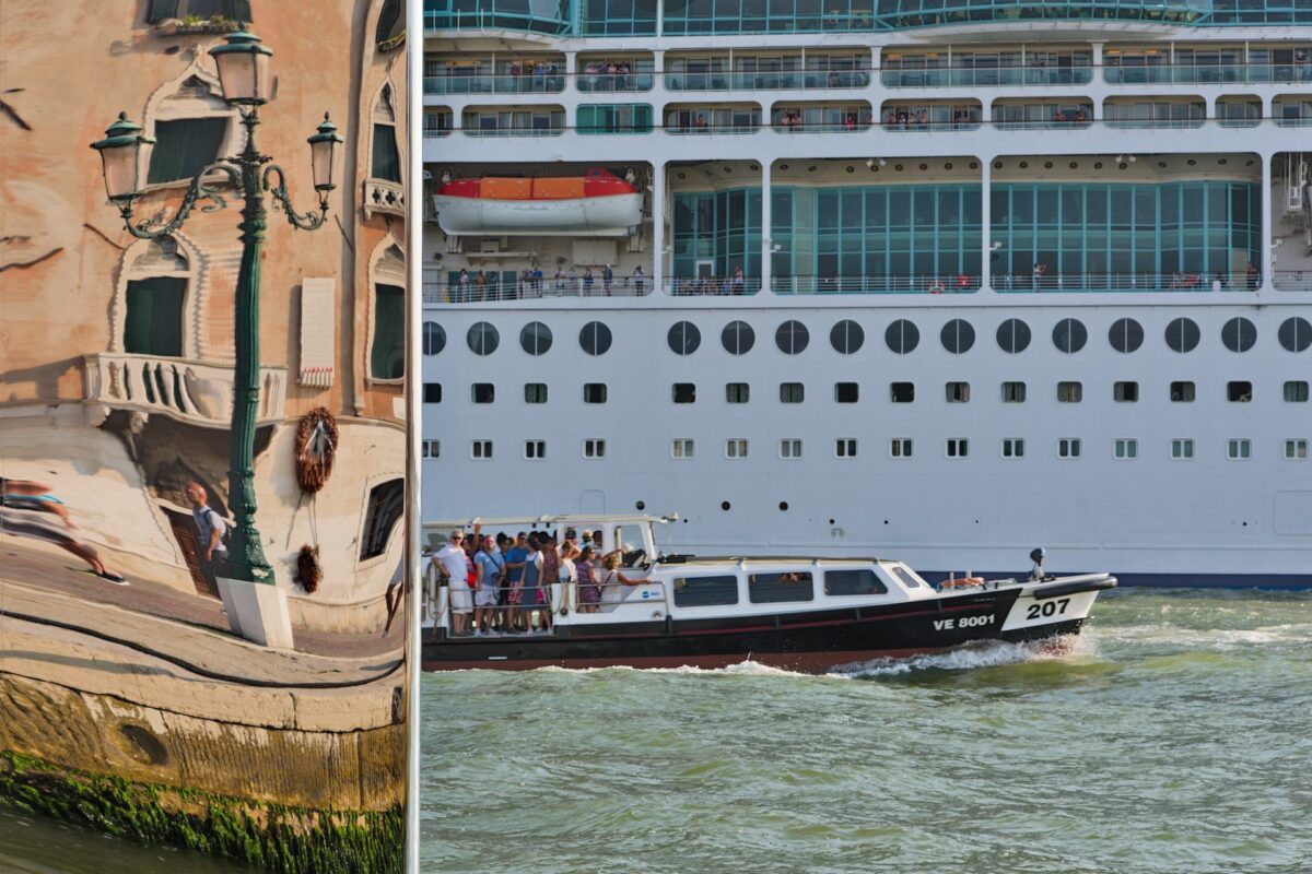 Vaporetto, cruise ship and Venus (Steve Jobs' yacht)